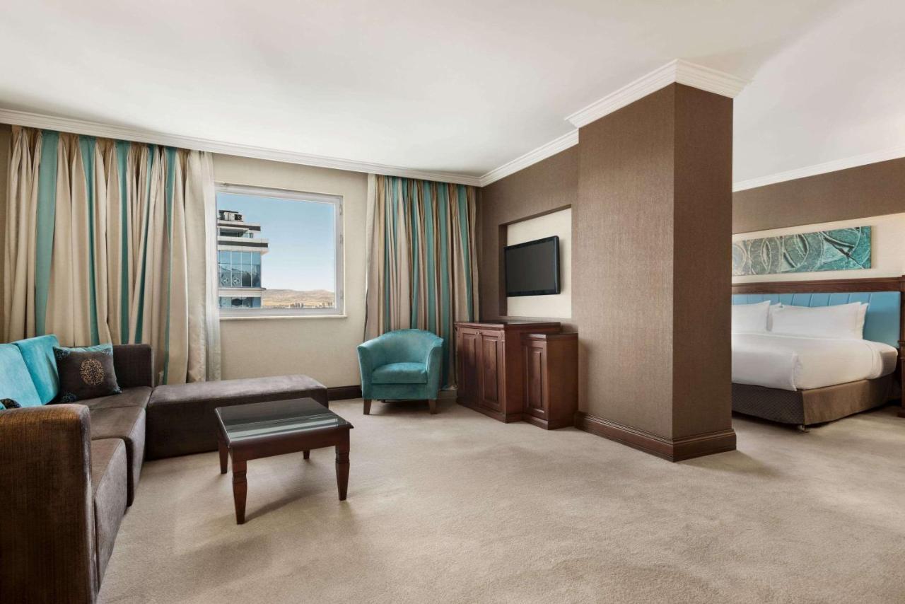 Wyndham Grand Καισάρεια Εξωτερικό φωτογραφία A suite at the Hilton London West End