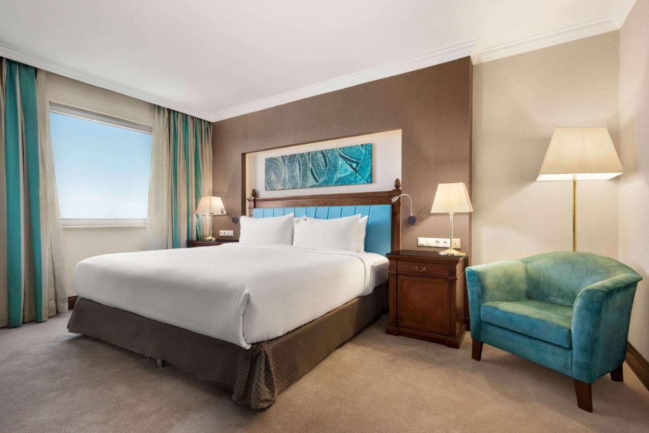 Wyndham Grand Καισάρεια Εξωτερικό φωτογραφία A bedroom at the Hilton London Heathrow